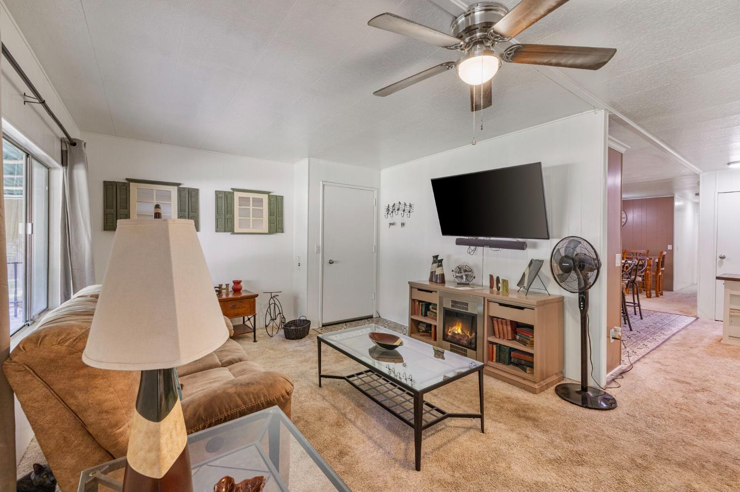 339 N Frankwood Ave #6, Sanger, CA 93657