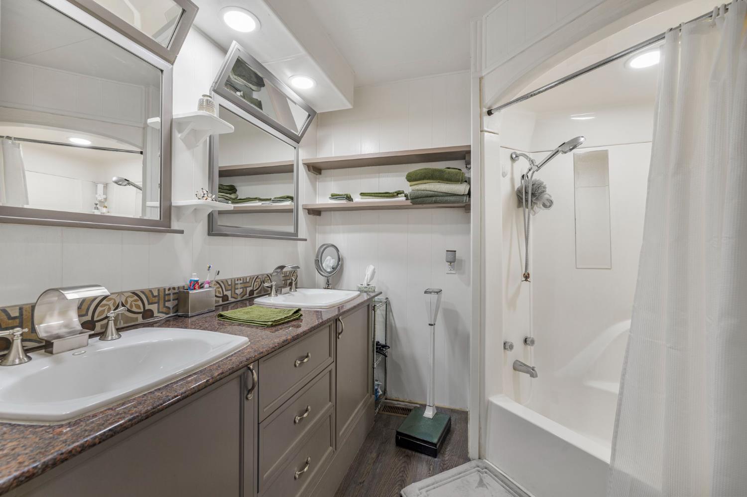 339 N Frankwood Ave #6, Sanger, CA 93657