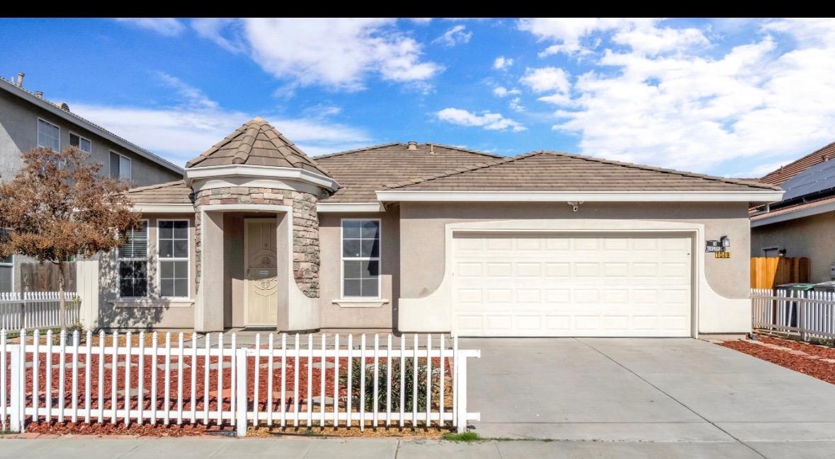 1049 Stanford Ave, Madera, CA 93637