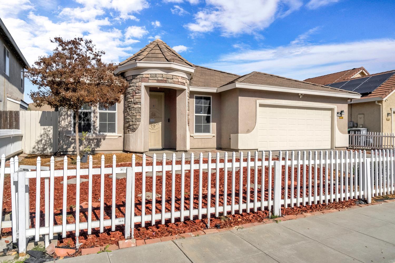 1049 Stanford Ave, Madera, CA 93637